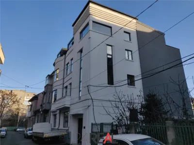 Vila de mari dimensiuni pretabila birouri - de vanzare